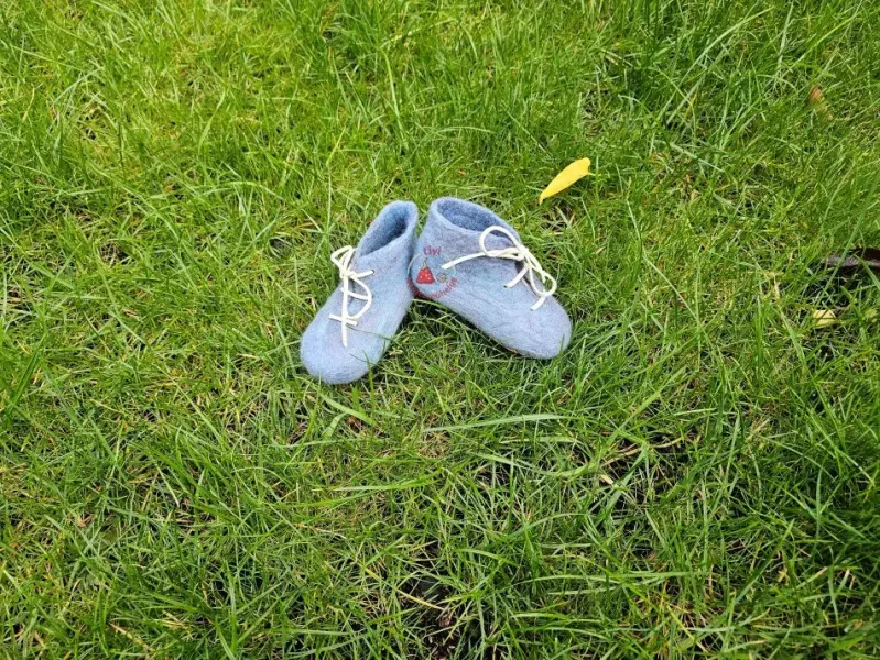 Világoskék nemez babacipő bőrfűzővel, velúrbőr talppal